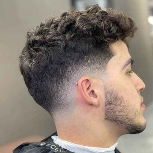 coiffure homme cheveux bouclés