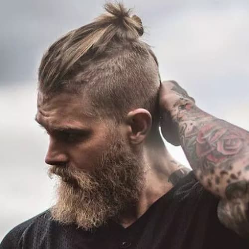 coiffure viking homme avec chignon